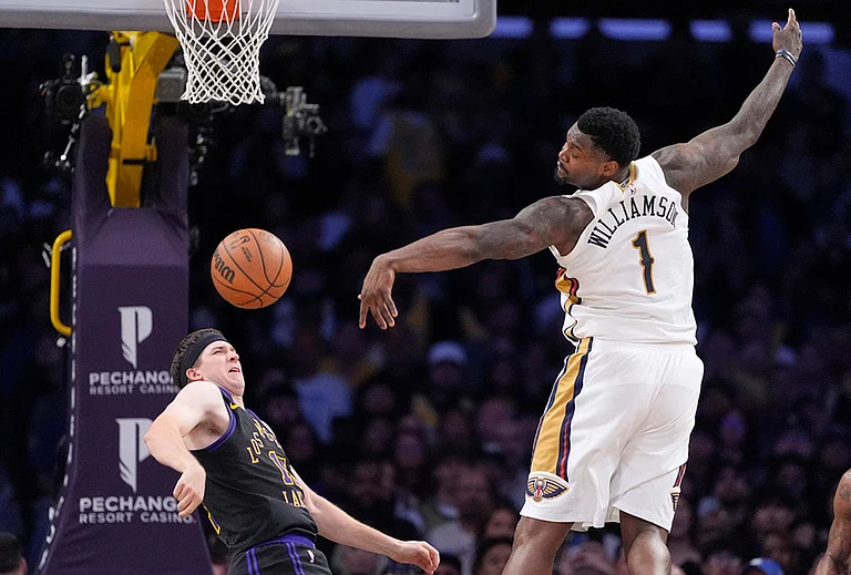 New Orleans Pelicans forward Zion Williamson, right, looses control of the ball as Los Angeles Lakers guard Austin Reaves defends during the second half of an NBA basketball game in Los Angeles. - | Photo: AP/Mark J. Terrill