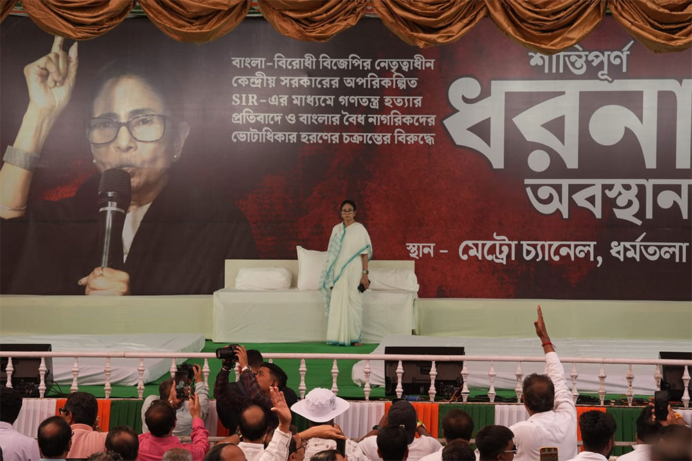A peaceful protest by Bengal chief minister Mamata Banerjee against the BJP-led central government’s unplanned SIR and the alleged attempt to take away the voting rights of legitimate citizens, in Kolkata. - | Photo: Sandipan Chatteejee/Outlook