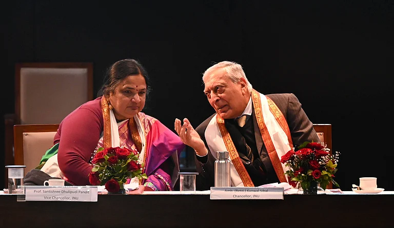 Kanwal Sibal JNU Chancellor, Santishree Dhulipudi Pandit Vice chancellor of JNU during 9th convocation of the Jawaharlal Nehru University on January 12, 2026 in New Delhi, India. (Photo by Arvind Yadav Hindustan Times) 9th Convocation Of The Jawaharlal Nehru University - IMAGO / Hindustan Times