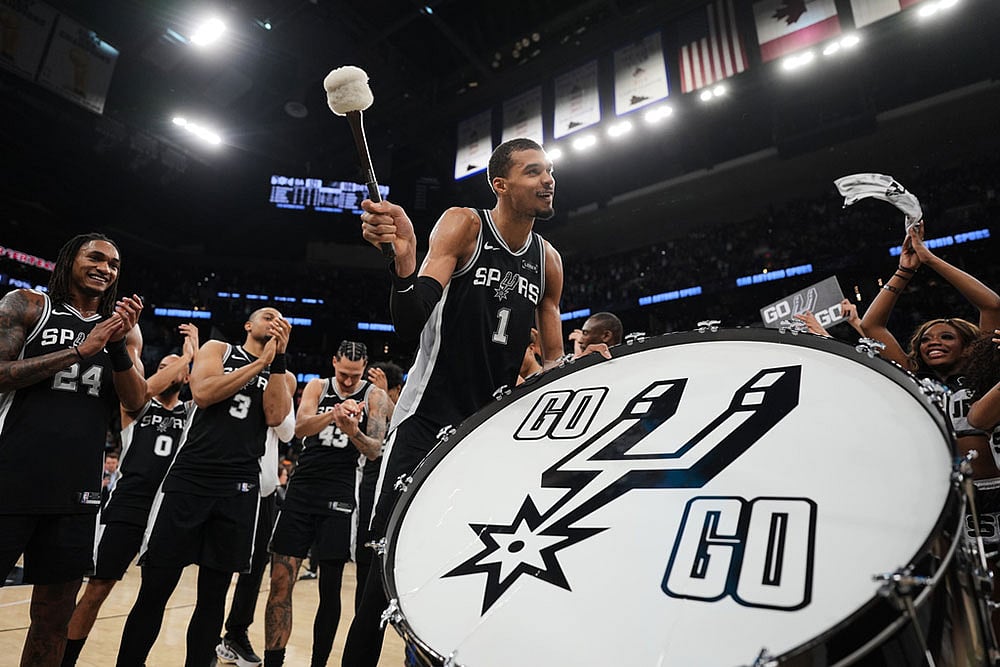 San Antonio Spurs forward Victor Wembanyama (1) and teammates celebrate this win over Detroit Pistons in an NBA basketball game in San Antonio. - | Photo: AP/Eric Gay