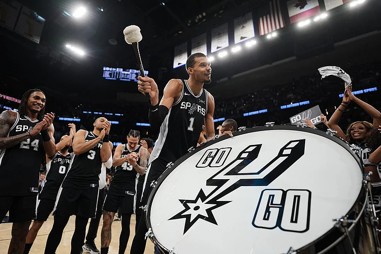 San Antonio Spurs forward Victor Wembanyama (1) and teammates celebrate this win over Detroit Pistons in an NBA basketball game in San Antonio. - | Photo: AP/Eric Gay
