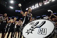 NBA: Wembanyama Stars In San Antonio Spurs' 121-106 Victory Over Detroit Pistons | Photo: AP/Eric Gay : San Antonio Spurs forward Victor Wembanyama (1) and teammates celebrate this win over Detroit Pistons in an NBA basketball game in San Antonio.