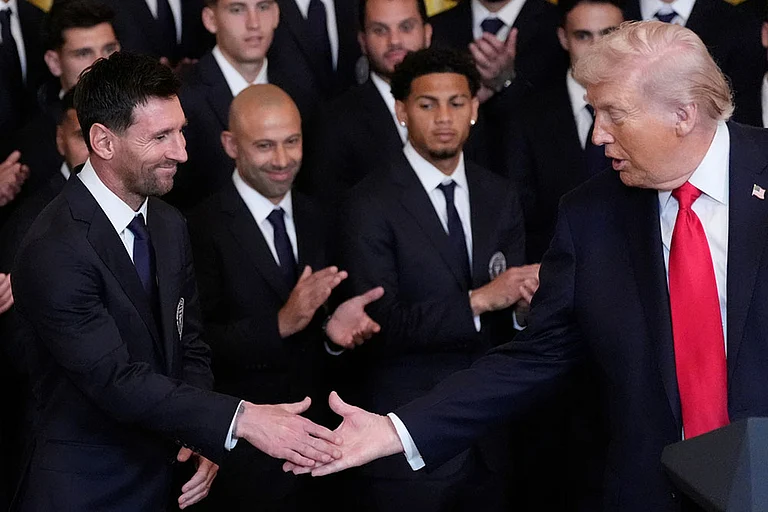 President Donald Trump shakes hands with Lionel Messi at an event to honor the 2025 Major League Soccer champions Inter Miami CF in the East Room of the White House in Washington. - | Photo: AP/Alex Brandon