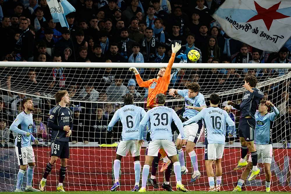 Celta's goalkeeper Ionut Radu clears a ball during a Spanish La Liga soccer match between Celta Vigo and Real Madrid in Vigo, Spain. - | Photo: AP/Lalo R. Villar
