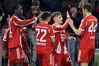 Bayern Munich 4-1 Gladbach, Bundesliga: Bavarians Win Despite Missing Harry Kane | Photo: AP/Matthias Schrader : Bayern's Nicolas Jackson, left, celebrates with team mates Raphael Guerreiro (22), Lennart Karl (42) and Josip Stanisic (44) after scoring his side's fourth goal during the Bundesliga soccer match between FC Bayern Munich and Borussia Moenchengladbach in Munich, Germany.
