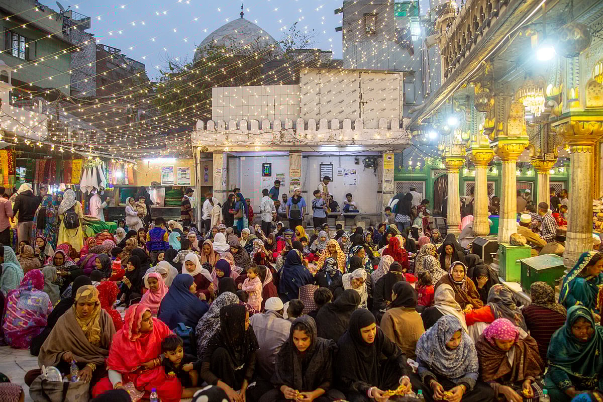 A large gathering for iftar at Nizamuddin Dargah