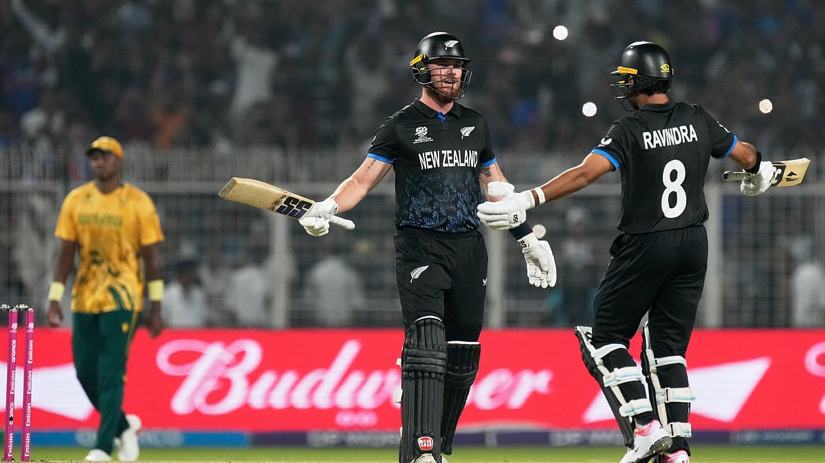 New Zealand's Finn Allen, center, celebrates with batting partner Rachin Ravindra after New Zealand won the first T20 World Cup cricket semifinal match against South Africa in Kolkata, India, Wednesday, March 4, 2026. - (AP Photo/Bikas Das)
