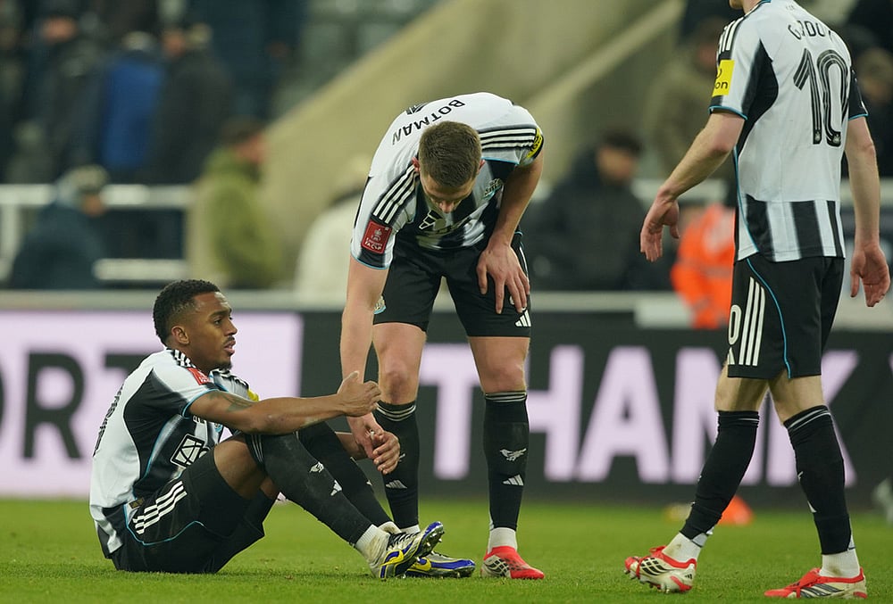 Newcastle's Joe Willock sits dejected after the fifth round FA Cup soccer match between Newcastle and Manchester City in Newcastle, England. - | Photo: AP/Ian Hodgson