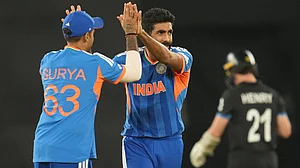| Photo: AP/Rafiq Maqbool : India's Jasprit Bumrah celebrates the wicket of New Zealand's Matt Henry, right, during the T20 World Cup cricket final match between India and New Zealand in Ahmedabad, India, Sunday, March 8, 2026.