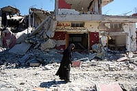Photo: Imago : A Lebanese woman makes her way trough the debris covered street of a village that was almost completely destroyed by Israeli bombing.
