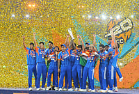 | Photo: AP/Rafiq Maqbool : India's players celebrate with the trophy after winning the T20 World Cup final match against New Zealand, in Ahmedabad.
