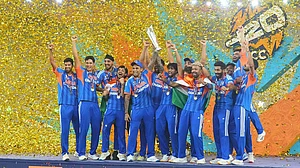 | Photo: AP/Rafiq Maqbool : India's players celebrate with the trophy after winning the T20 World Cup final match against New Zealand, in Ahmedabad.