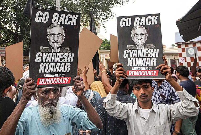 People show placards with "go back" at a demonstration during the visit of Chief Election Commissioner Gyanesh Kumar to Kalighat Kali Temple, in Kolkata. - | Photo: PTI/Swapan Mahapatra