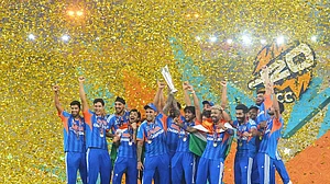 | Photo: AP/Rafiq Maqbool : India's players celebrate with the trophy after winning the T20 World Cup final match against New Zealand, in Ahmedabad.
