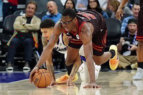 Chicago Bulls forward Jalen Smith (25) and Sacramento Kings guard Nique Clifford (5) go for a lose ball during the second half of an NBA basketball game in Sacramento, Calif.