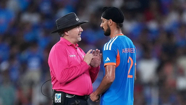 Umpire Richard Illingworth speaks with India's Arshdeep Singh after a misguided throw by the latter hit New Zealand's Daryl Mitchell's bat during the T20 World Cup cricket final match between India and New Zealand in Ahmedabad. - | Photo: AP/Ajit Solanki