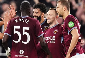 | Photo: John Walton/PA via AP : West Ham United's Jarrod Bowen, second right, celebrates scoring with teammates during the English FA Cup fifth round soccer match between West Ham United and Brentford in London.