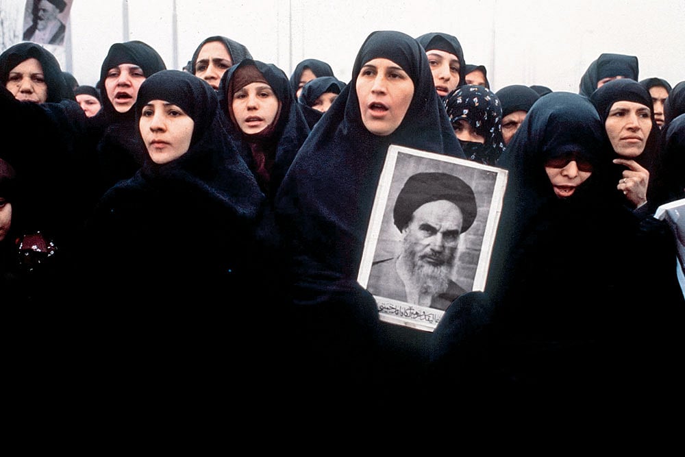 Khomenei supporters demonstrate in Tehran in 1980