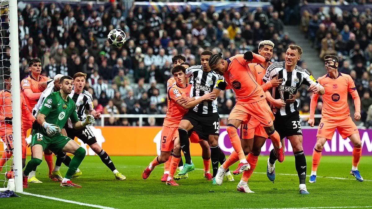 Barcelona's Raphael Raphinha, center, clears the ball during the Champions League round of 16 first leg soccer match between Newcastle United and Barcelona in Newcastle, England, Tuesday, March 10, 2026.  - | Photo: AP/Owen Humphreys