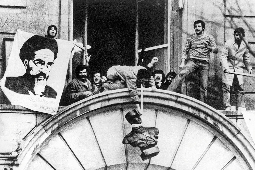 Embassy Occupied: Iranian students hang a bust of Mohammad Reza Shah Pahlavi at the Iranian embassy in Paris in 1979 - | Photo: Imago/Granger Historical Picture Archive