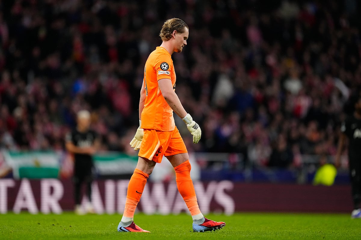 Tottenham's goalkeeper Antonin Kinsky leaves the field after substitution during the first leg of the Champions League round of 16 soccer match between Atletico Madrid and Tottenham in Madrid, Spain, Tuesday, March 10, 2026. - | Photo: AP/Jose Breton