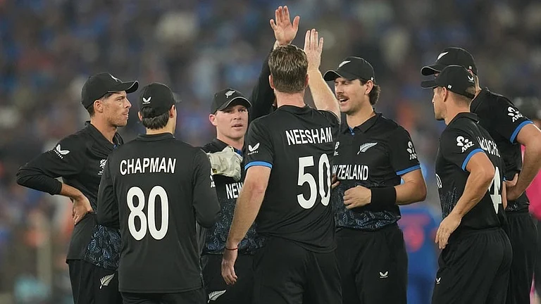 New Zealand's James Neesham, center, celebrates the wicket of India's Sanju Samson with teammates during the T20 World Cup cricket final match between India and New Zealand in Ahmedabad. - | Photo: AP/Rafiq Maqbool