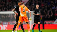De Gea, Schmeichel Defend Tottenham Keeper Antonin Kinsky After Champions League Nightmare Against Atletico | Photo: AP/Jose Breton : Tottenham's goalkeeper Antonin Kinsky, center, is greeted by teammates after being substituted during the first leg of the Champions League round of 16 soccer match between Atletico Madrid and Tottenham in Madrid, Spain, Tuesday, March 10, 2026.