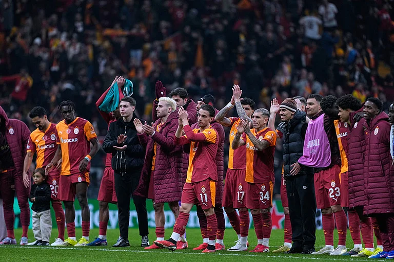 Galatasaray players celebrate with supporters at the end of a Champions League round of 16 first leg soccer match between Galatasaray and Liverpool, in Istanbul, Turkey. - | Photo: AP/Khalil Hamra