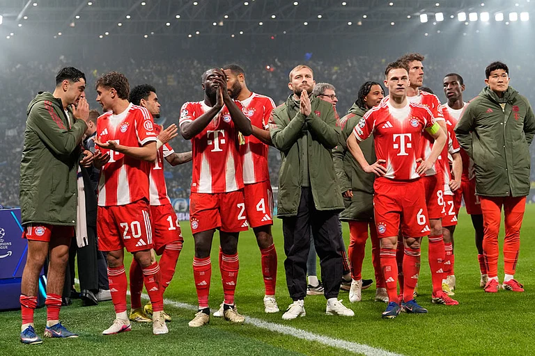 Bayern players applaud to fans after the Champions League round of 16 soccer match between Atalanta and FC Bayern Munich in Bergamo, Italy. - | Photo: AP/Luca Bruno