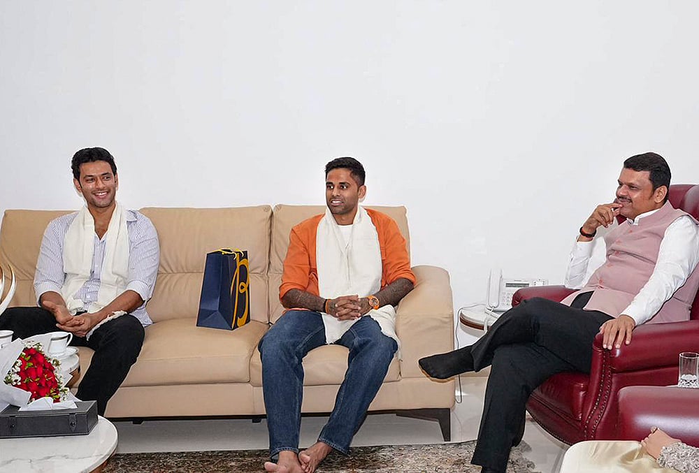 Fadnavis meets Suryakumar and Shivam Dube