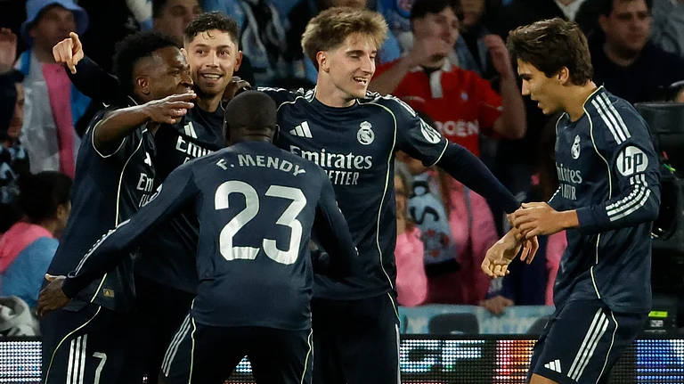 Real Madrid's Federico Valverde, second left, celebrates with his teammates after scoring his side's second goal during a Spanish La Liga soccer match between Celta Vigo and Real Madrid in Vigo, Spain, Friday, March 6, 2026. - | Photo: AP/Lalo R. Villar