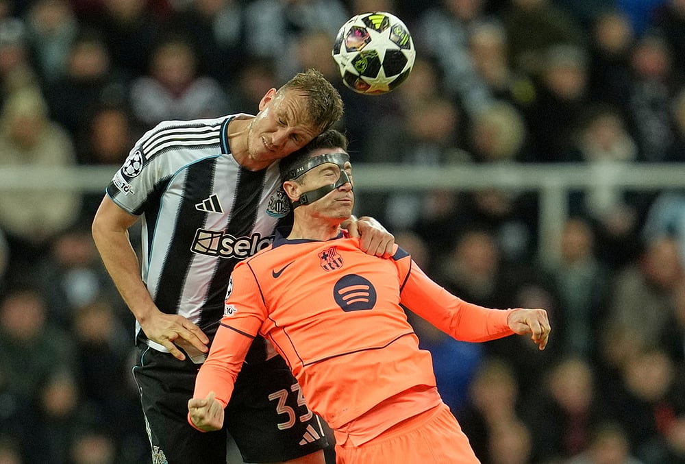 Newcastle United vs fc Barcelona UEFA Champions League soccer-Robert Lewandowski