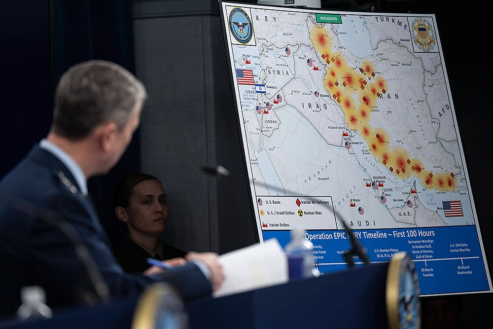 U.S. Joint Chiefs of Staff Chair Gen. Dan Caine, points to a map showing bomb strikes on Iran during a press briefing to discuss Operation Epic Fury at the Pentagon - | Source: IMAGO/ZUMA Press Wire