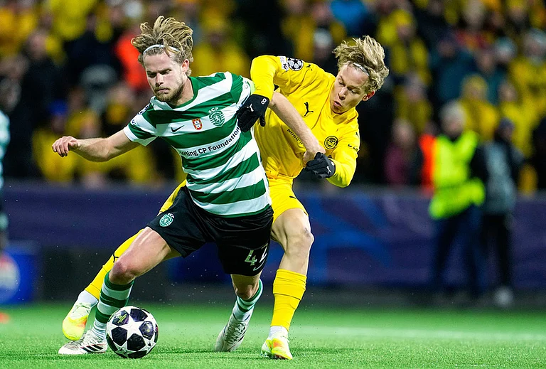 Sporting's Morten Hjulmand, front, and Bodo/Glimt's Sondre Auklend fight for the ball during the Champions League soccer match between Bodo/Glimt and Sporting Lisbon, in Bodo, Norway. - | Photo: Fredrik Varfjell/NTB Scanpix via AP