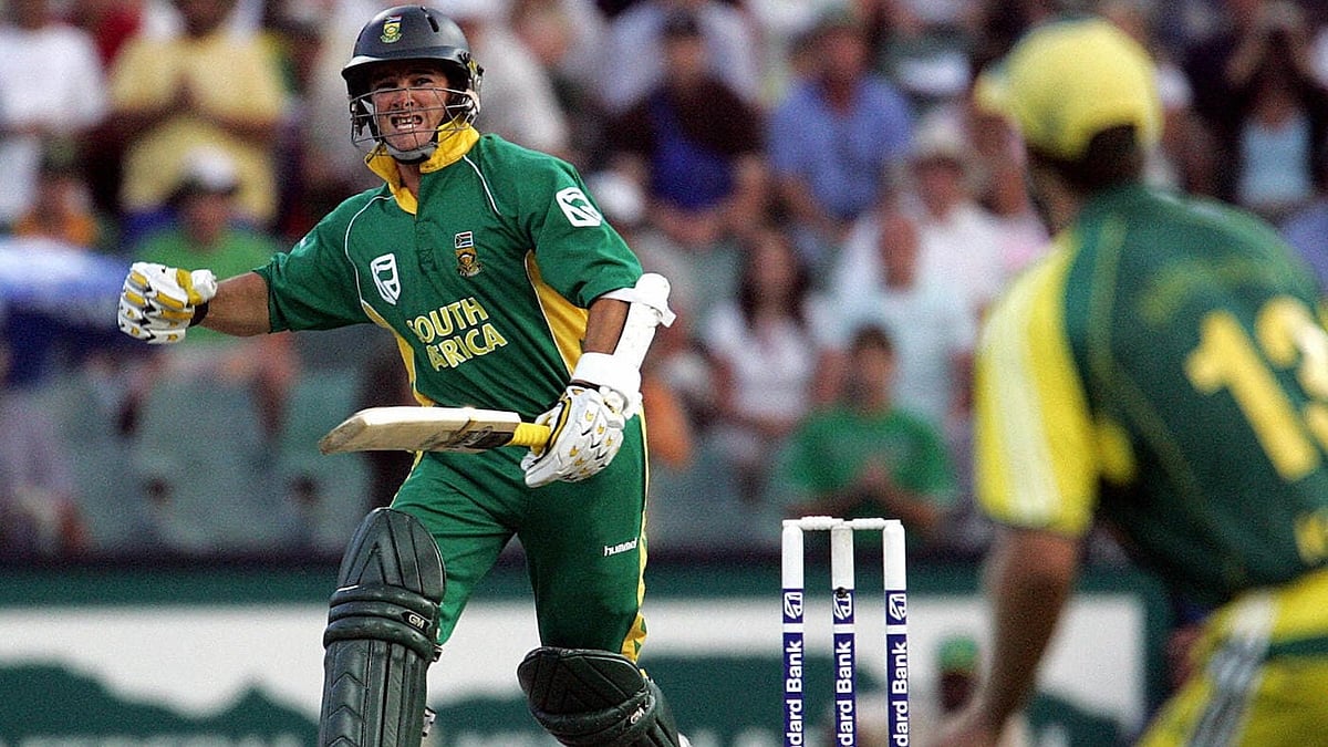 South Africa played out a thrilling game against Australia that saw both teams score over 400 runs. - X