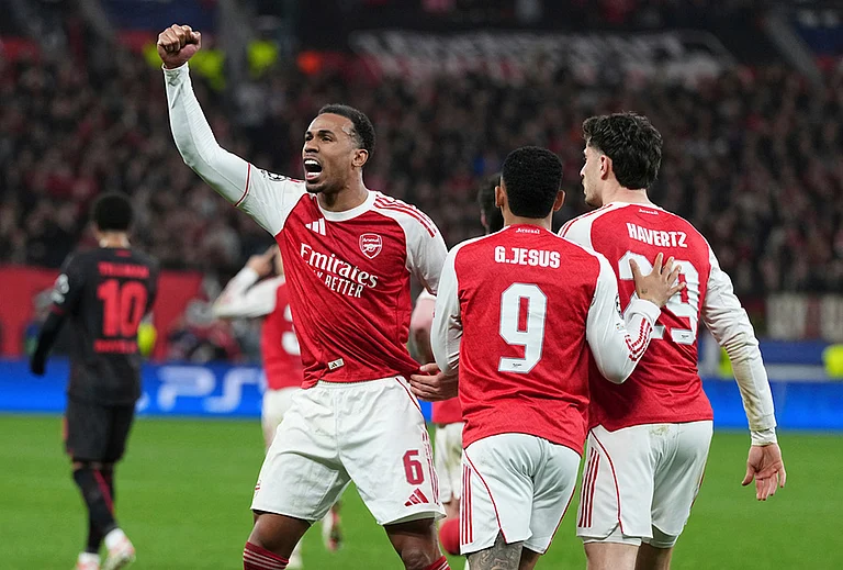 Arsenal's Gabriel celebrates the first goal of his team during the Champions League round of 16 first leg soccer match between Bayer Leverkusen and Arsenal FC in Leverkusen, Germany. - | Photo: AP/Martin Meissner