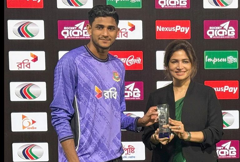Bangladesh's Nahid Rana, left, received player of the match award from director of the Bangladesh Cricket Board, Rubaba Dowla after Bangladesh won the first one day international cricket match against Pakistan in Mirpur, Bangladesh. - | Photo: AP/Mahmud Hossain Opu