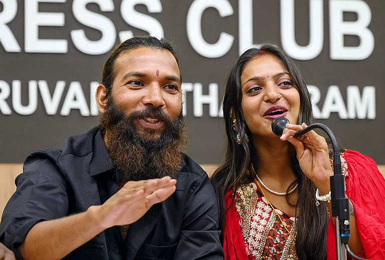 Monalisa from Indore, who went viral on social media at the Kumbh Mela, with her husband Farman Khan during a press conference, in Thiruvananthapuram. The couple got married at a temple in Thiruvananthapuram on Wednesday. - | Photo: PTI
