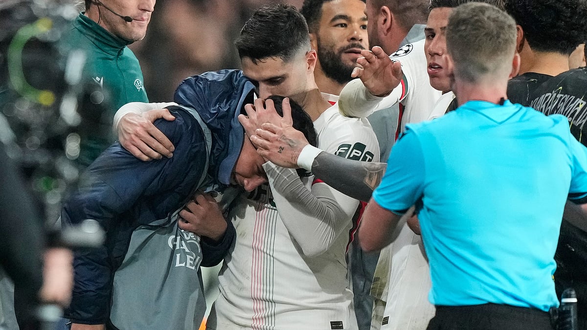 Chelsea's Pedro Neto, center, embraces a ballboy who he pushed in a rush to get the ball back in play, during the first leg of the Champions League round of 16 soccer match between Paris Saint-Germain and Chelsea, in Paris, Wednesday, March 11, 2026.  - | Photo: AP/Michel Euler