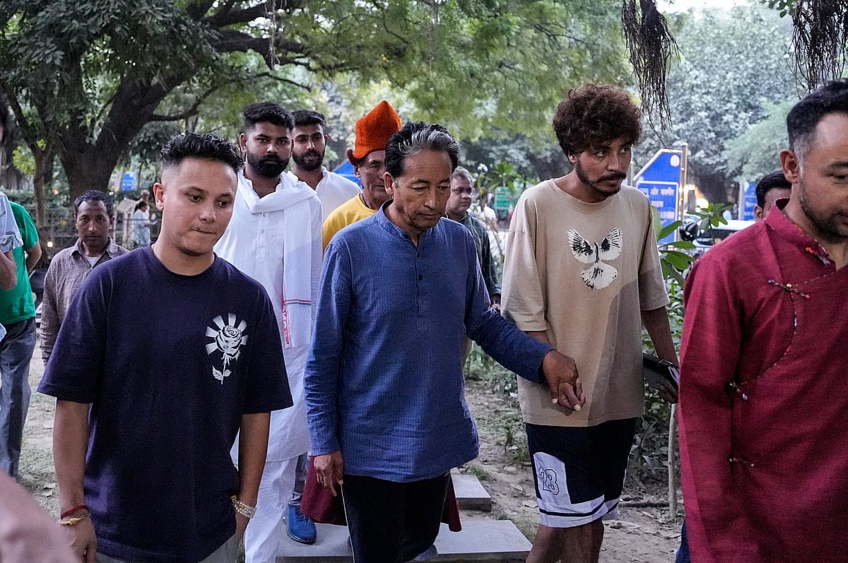 Laddakhi activist Sonam Wangchuk interacting with representatives of Farmers Unions and Students on the 11th day of his fast at Laddakh Bhawan in Delhi - Vikram Sharma