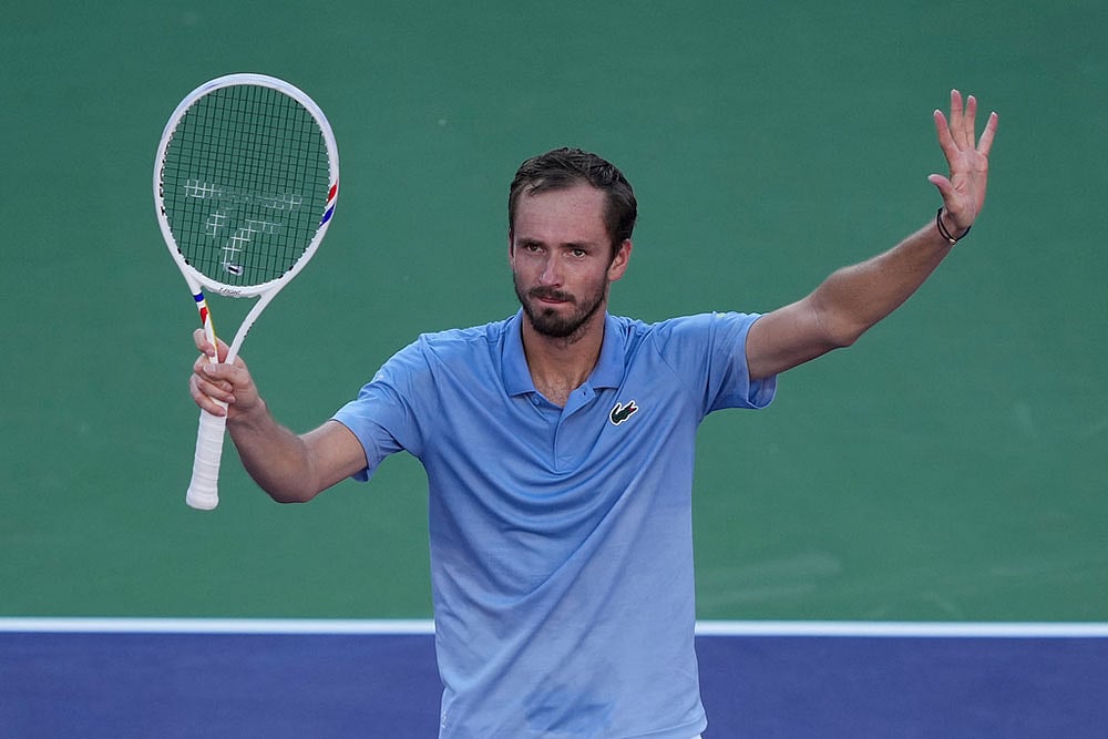 Daniil Medvedev, of Russia, celebrates after defeating Carlos Alcaraz, of Spain, during a semifinal match at the BNP Paribas Open tennis tournament, Saturday, March 14, 2026, in Indian Wells, Calif. () - | Photo: AP/Mark J. Terrill