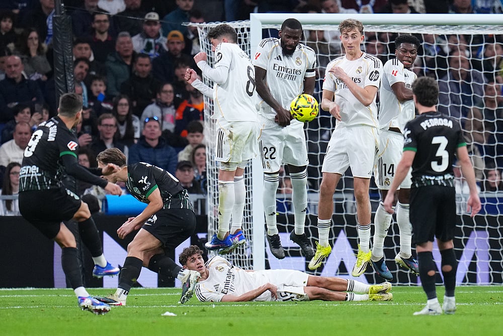 Real Madrid players block a free kick by Elche's Andre Silva during a Spanish La Liga soccer match between Real Madrid and Elche CF, in Madrid. - | Photo: AP/Manu Fernandez