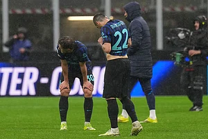 | Photo: AP/Antonio Calanni : Inter Milan's Carlos Augusto, left, and Henrikh Mkhitaryan react after the Serie A soccer match between Inter Milan and Atalanta in Milan, Italy