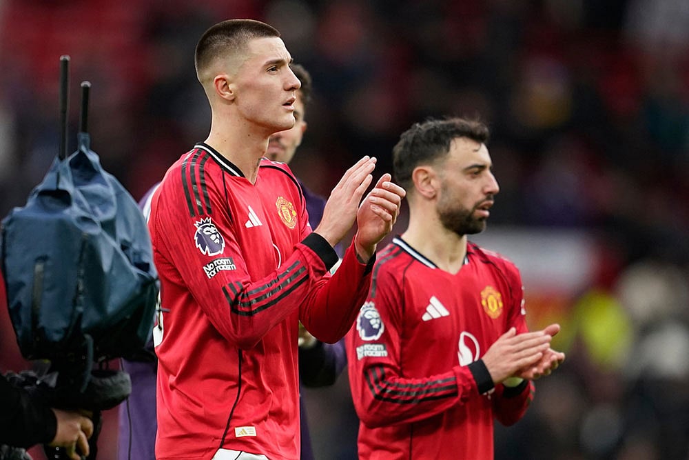 Manchester United's Benjamin Sesko, left, and Bruno Fernandes walk off the pitch after during the Premier League soccer match between Manchester United and Aston Villa in Manchester, England. - | Photo: AP/Dave Thompson
