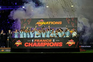 | Photo: AP/Michel Euler : Antoine Dupont of France holds the trophy aloft after clinching the title after winning the Six Nations rugby union match between France and England in Saint-Denis, outside Paris.
