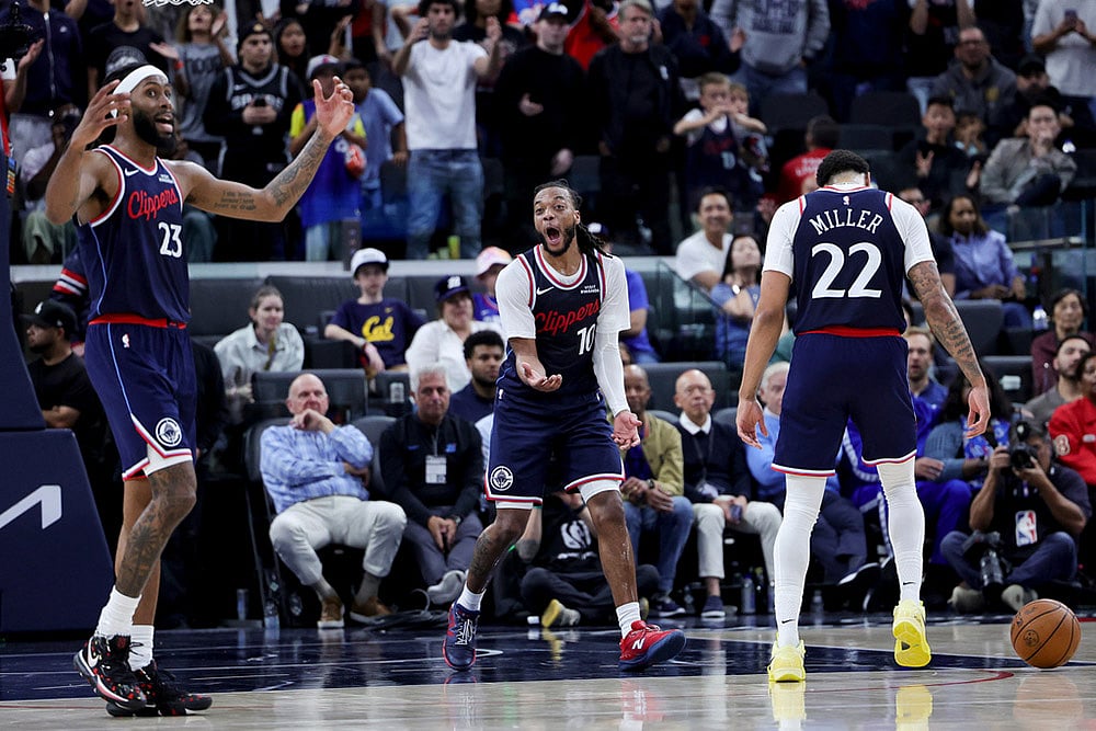 Los Angeles Clippers guard Darius Garland, center, reacts with forward Isaiah Jackson, left, and guard Jordan Miller after a call during the second half of an NBA basketball game against the San Antonio Spurs  in Inglewood, Calif. - | Photo: AP/Ryan Sun