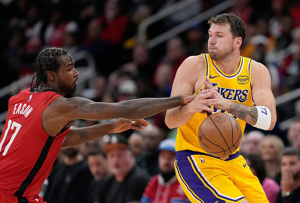 Houston Rockets' Tari Eason (17) knocks the ball away from Los Angeles Lakers' Luka Doncic during the second half of an NBA basketball game in Houston.  - | Photo: AP/David J. Phillip