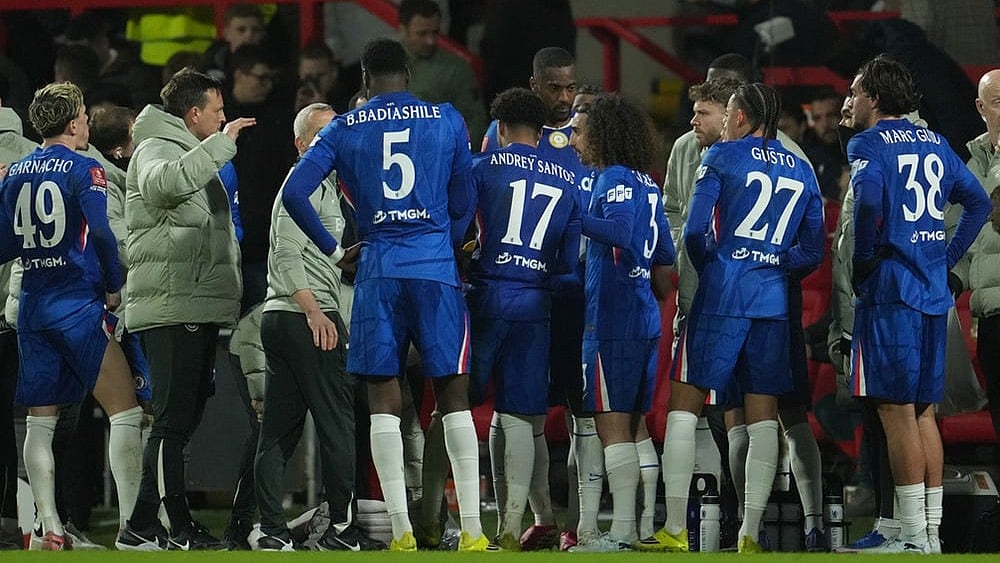 Chelsea players huddle before the extra time during the fifth round FA Cup soccer match between Wrexham and Chelsea in Wrexham, Wales. - | Photo: AP/Jon Super