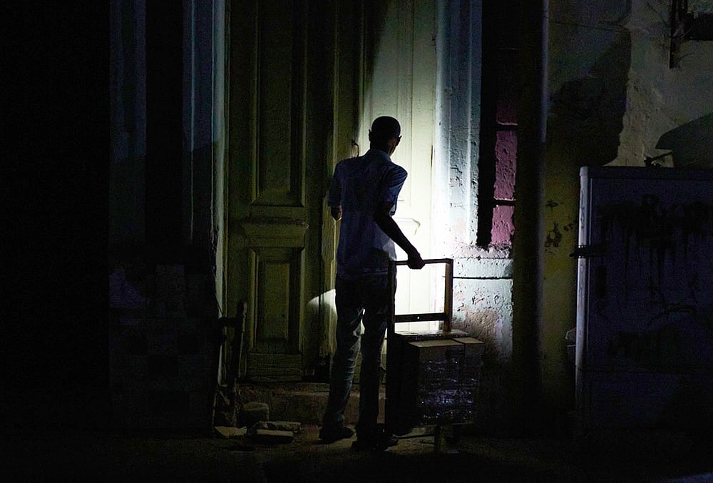 A man enters his building during a blackout in Havana, Monday, March 16, 2026.  - | Photo: AP/Ramon Espinosa