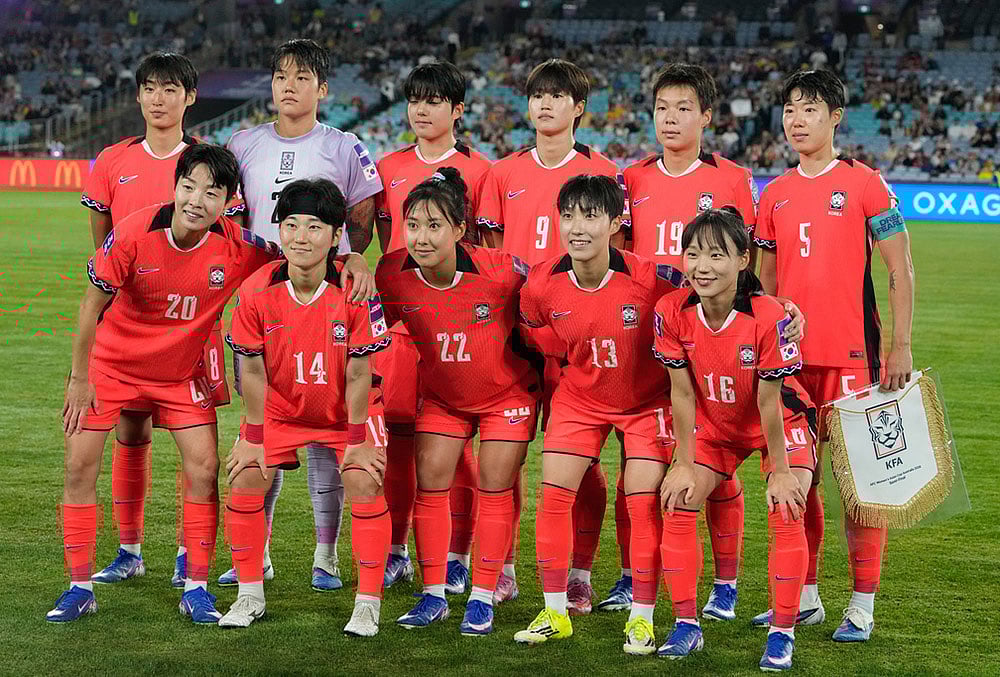 South Korea pose for a team photo ahead of the Women's Asian Cup semifinal soccer match between Japan and South Korea in Sydney. - | Photo: AP/Rick Rycroft